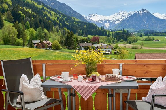 Frühstücken auf dem Balkon